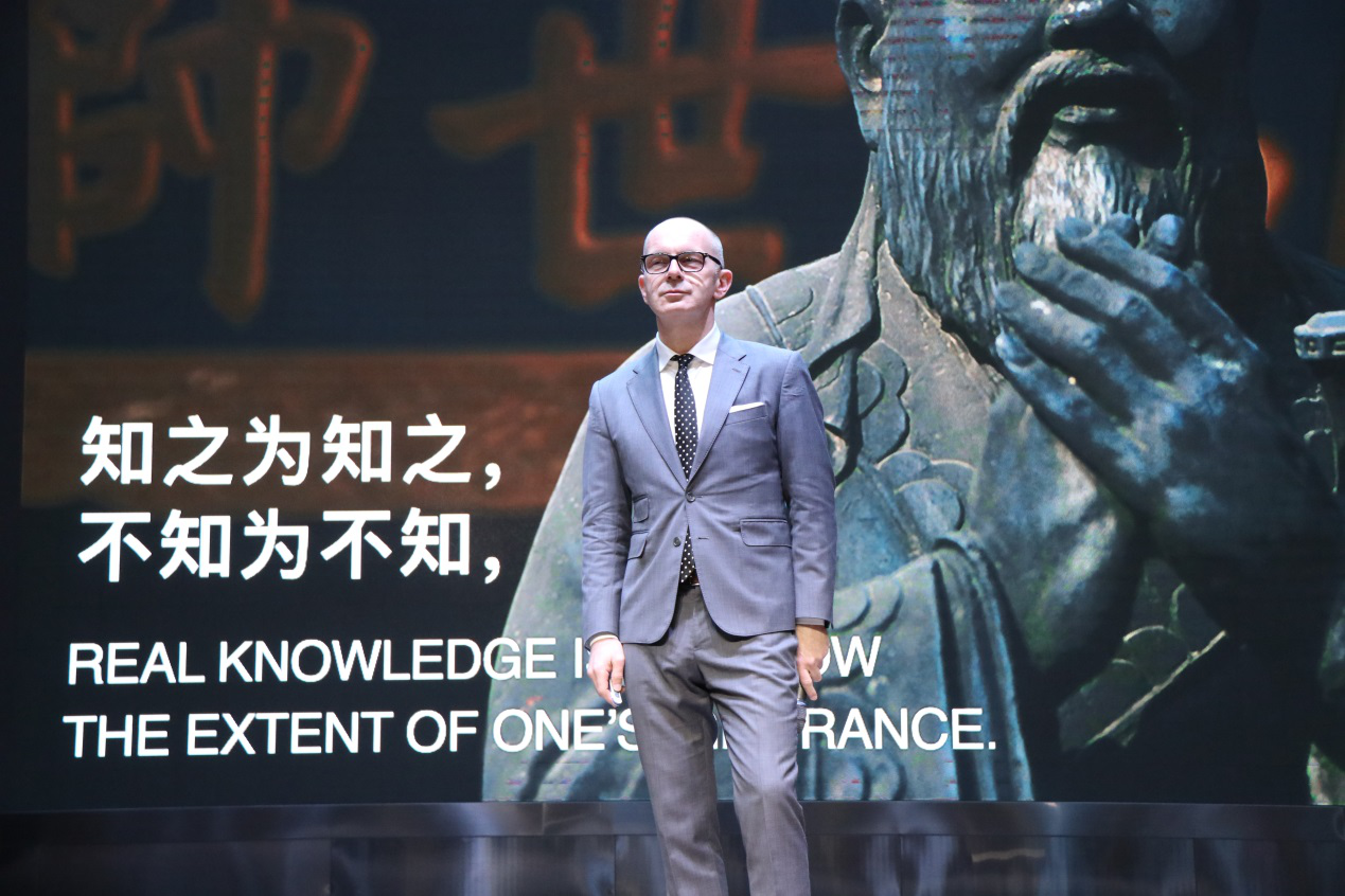 自貢市外國語學(xué)校--教育資源多元化，大師解惑談創(chuàng)新
