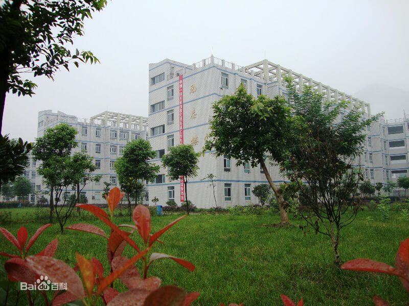 四川省筠連縣中學(xué)校園風采