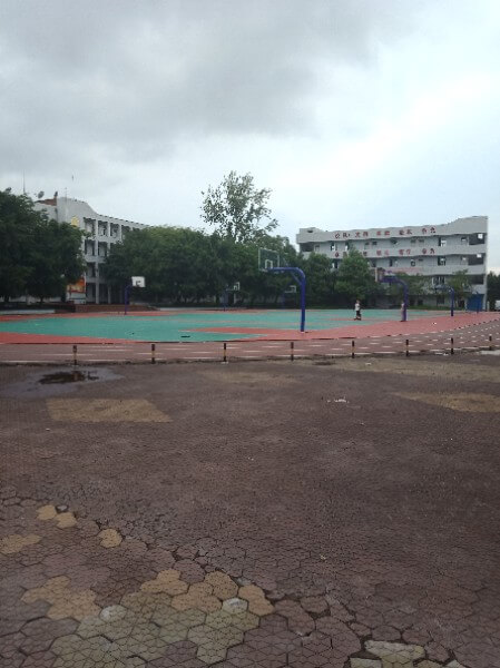 地處內(nèi)江市東興區(qū)郭北鎮(zhèn)。學(xué)校依山傍水，位于清流河畔，獅子山腳下。五十多年來，以其優(yōu)良的校風(fēng)、教風(fēng)、學(xué)風(fēng)、社會形象和獨(dú)特的辦學(xué)風(fēng)格，被評為“內(nèi)江市示范性高中”、“內(nèi)江市校風(fēng)示范?！薄ⅰ皟?nèi)江市最佳文明單位”、“內(nèi)江市辦學(xué)水平督導(dǎo)評估優(yōu)秀學(xué)?！?、“內(nèi)江市體育傳統(tǒng)項目學(xué)?！薄ⅰ皟?nèi)江市德育工作先進(jìn)學(xué)?！?、“內(nèi)江市和諧校園”。