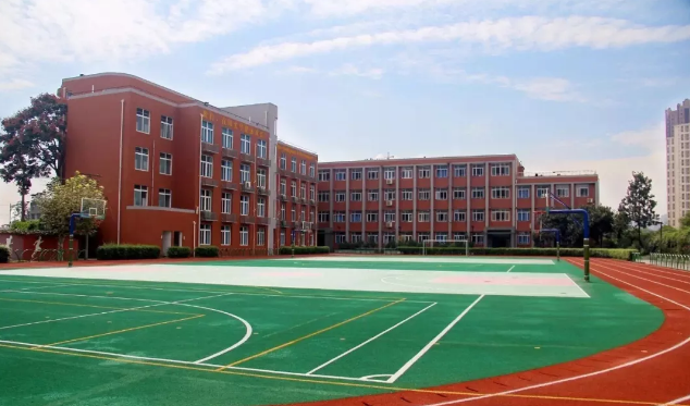四川師范大學(xué)附屬中學(xué)外國語學(xué)校地理位置在哪里？