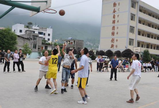 雷波民族中學(xué)地址在哪里？