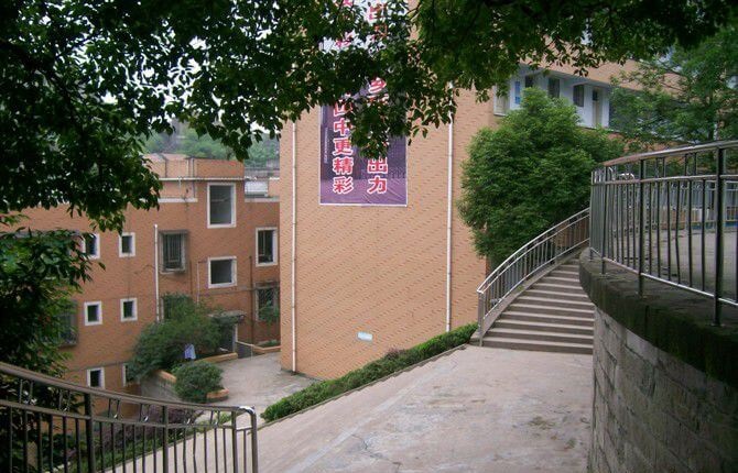 江安縣第四中學(xué)的現(xiàn)任校長是誰？