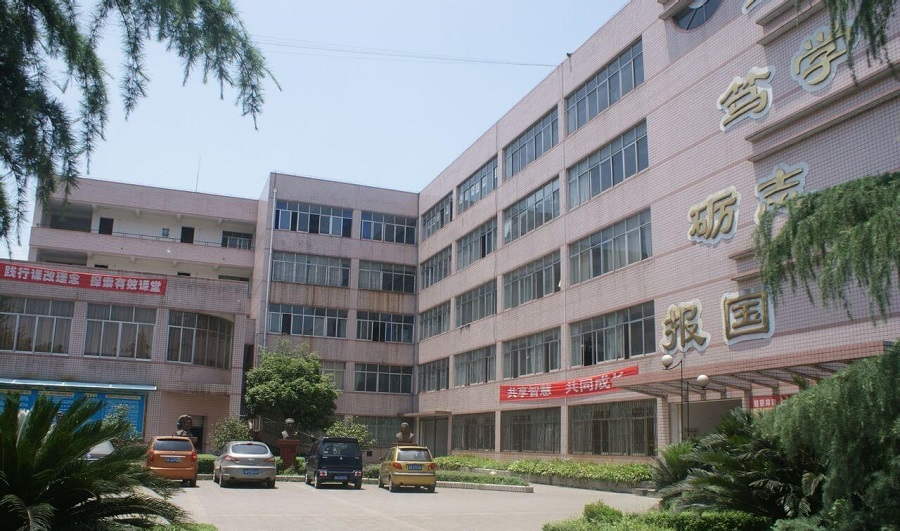 高埂中學(xué)校園環(huán)境怎么樣？