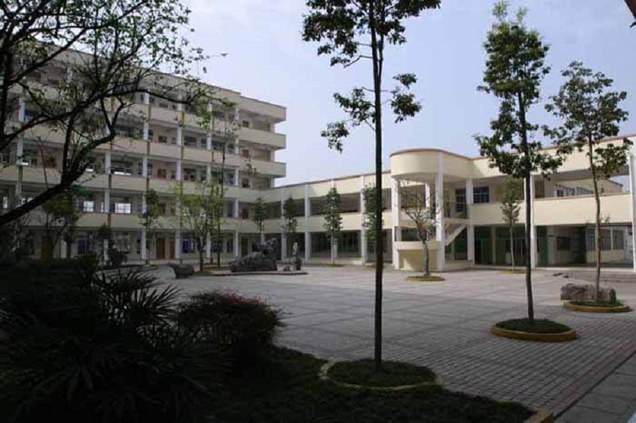 都江堰外國語實(shí)驗(yàn)學(xué)校地址在哪兒？