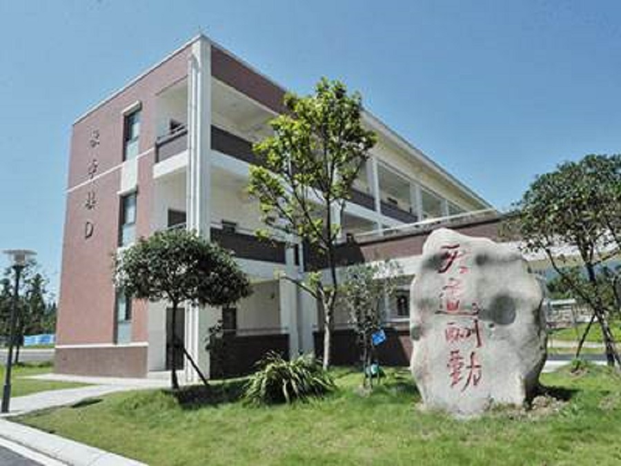 青城山高級(jí)中學(xué)校園環(huán)境怎么樣？