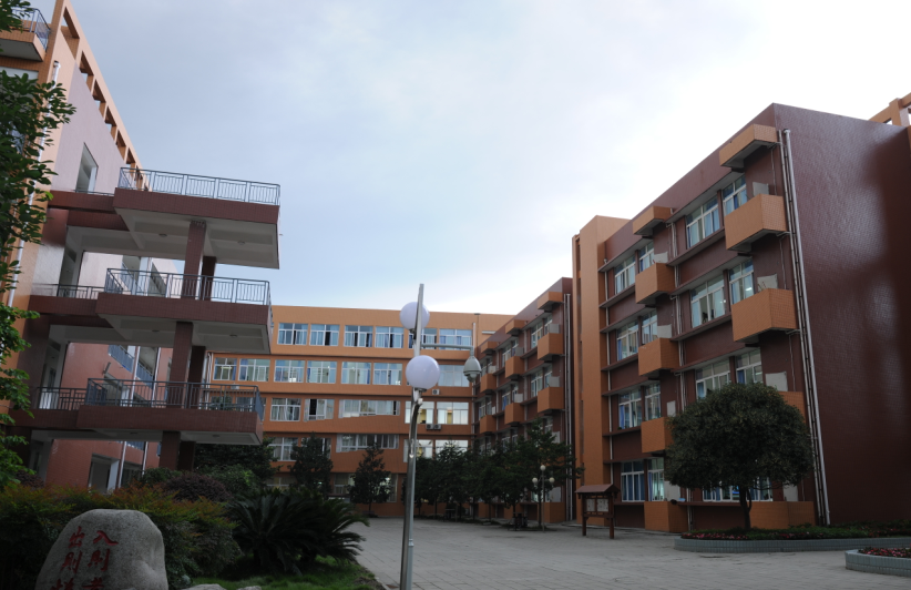 溫江中學校園環(huán)境怎么樣？