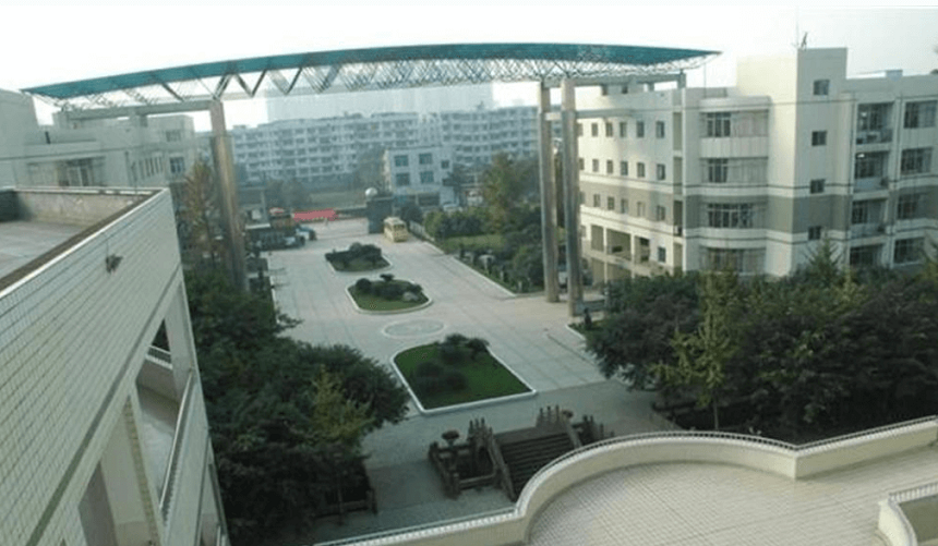華陽中學(xué)具體地址在哪？