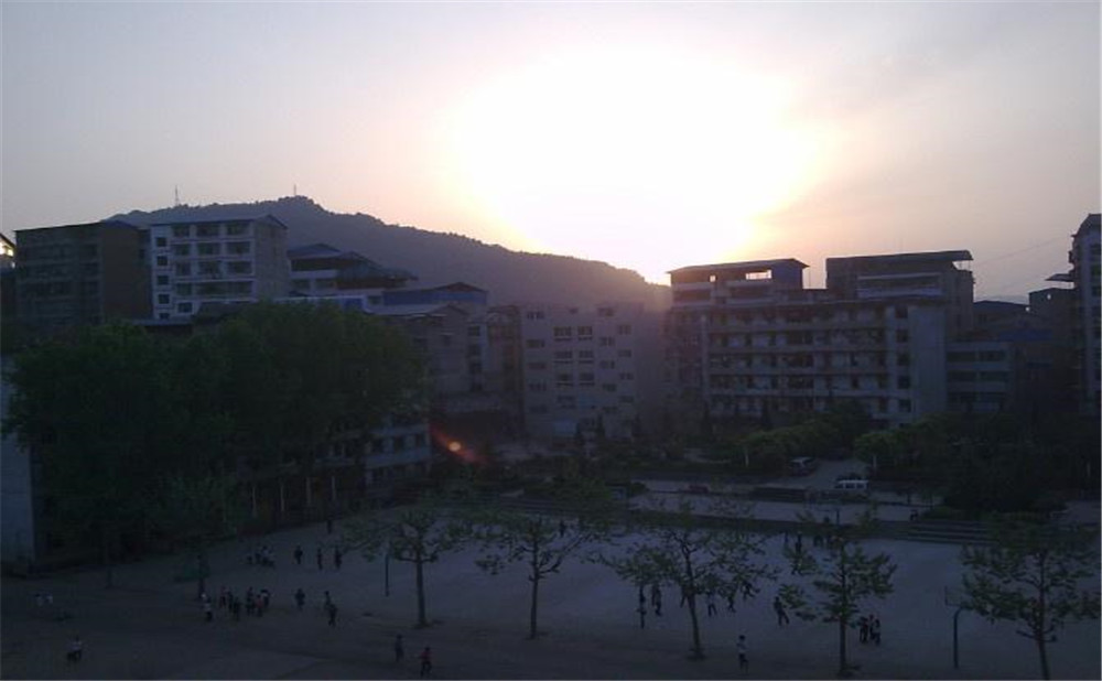 平昌縣第二中學(xué)學(xué)校環(huán)境怎么樣？