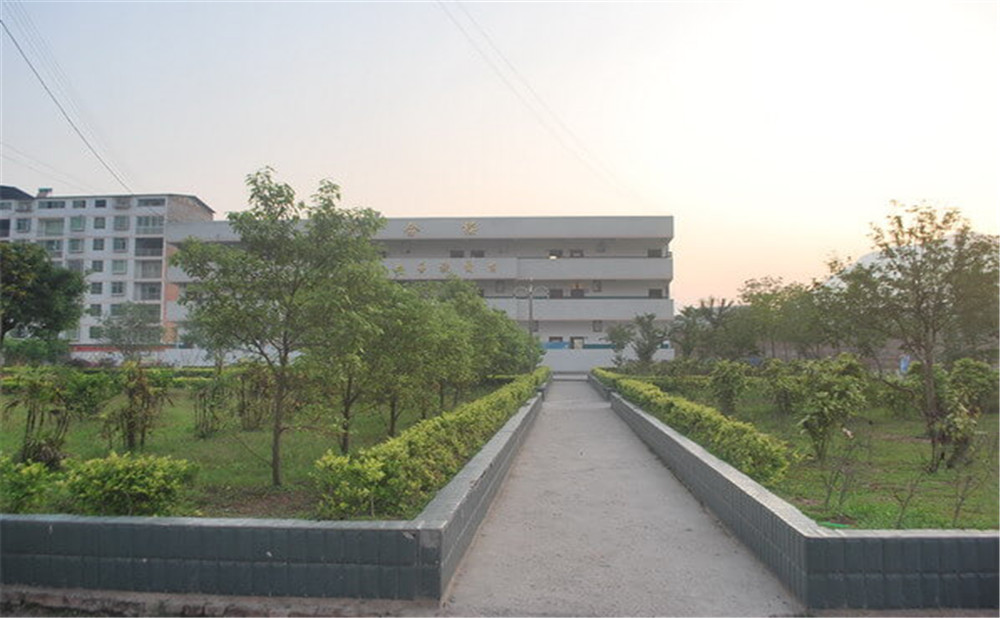 金山中學學校環(huán)境如何？