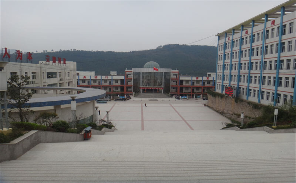 通江縣第二中學(xué)學(xué)校詳細(xì)地址在什么地方？