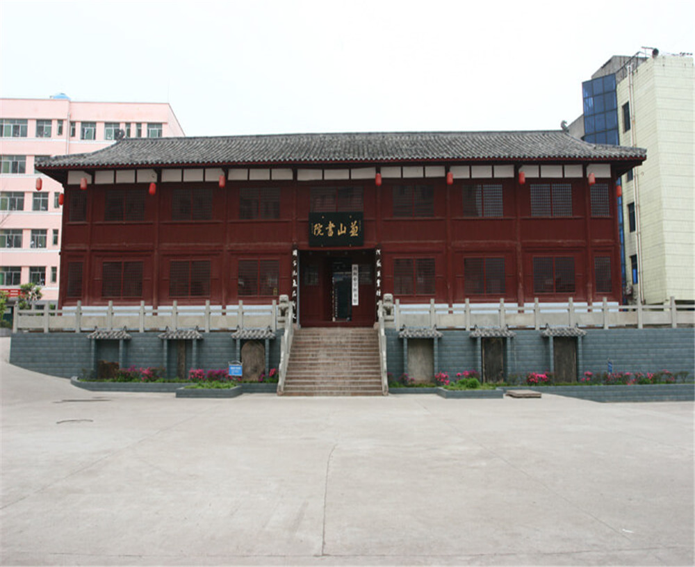 劍閣中學(xué)學(xué)校環(huán)境怎么樣？