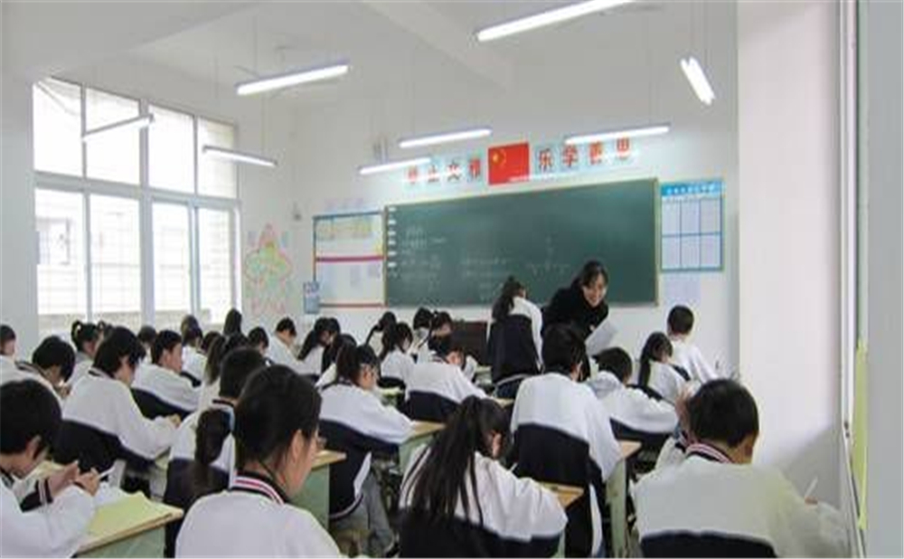 鼎山中學(xué)2020年學(xué)校學(xué)費(fèi)多少錢(qián)一年？