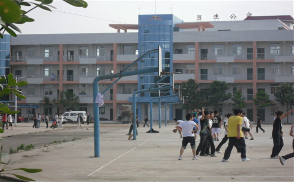 威遠(yuǎn)龍會(huì)中學(xué)學(xué)校環(huán)境怎么樣？