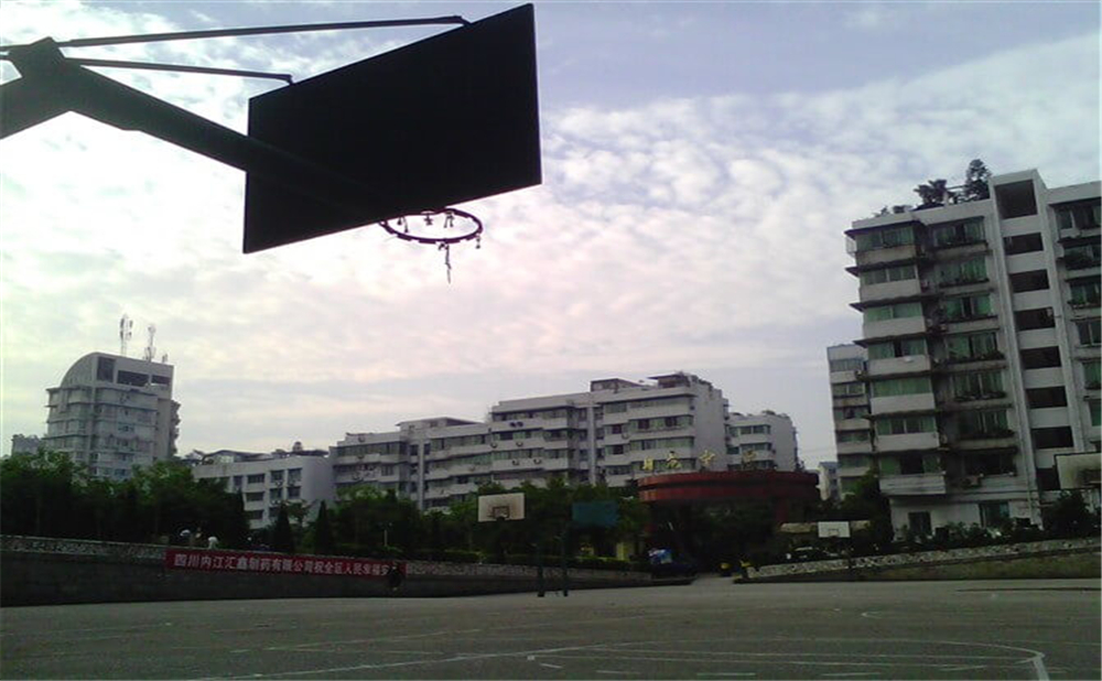 內(nèi)江市翔龍中學(xué)學(xué)校環(huán)境怎么樣？