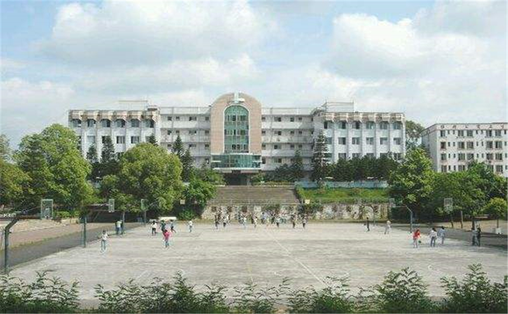 內(nèi)江十中學(xué)校環(huán)境怎么樣？