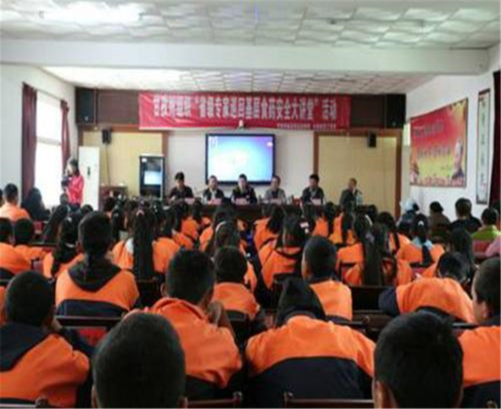 鄉(xiāng)城縣中學(xué)2020年學(xué)校學(xué)費(fèi)多少錢一年？