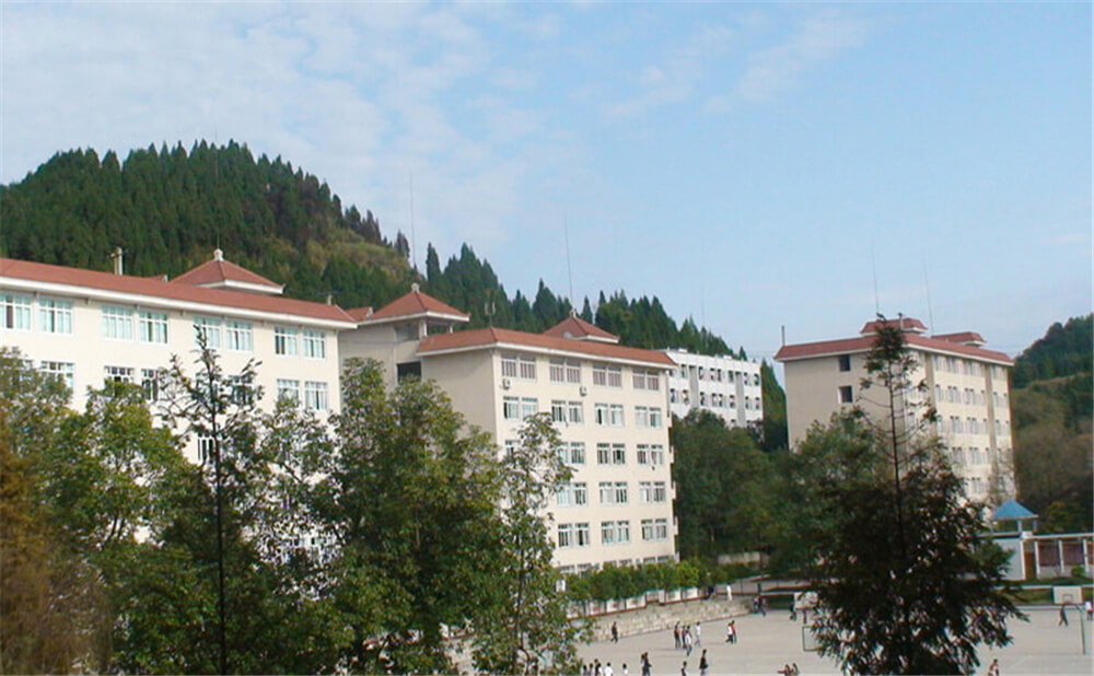 建興中學(xué)學(xué)校環(huán)境怎么樣？