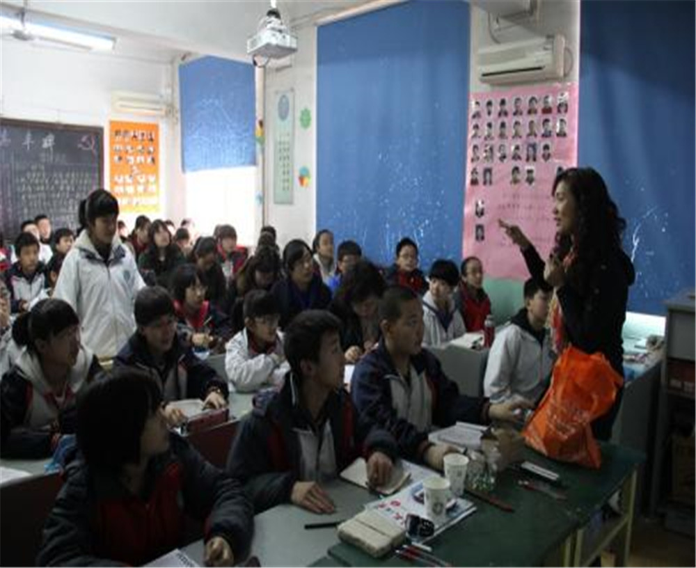西昌市第四中學2020年學校學費多少錢一年？