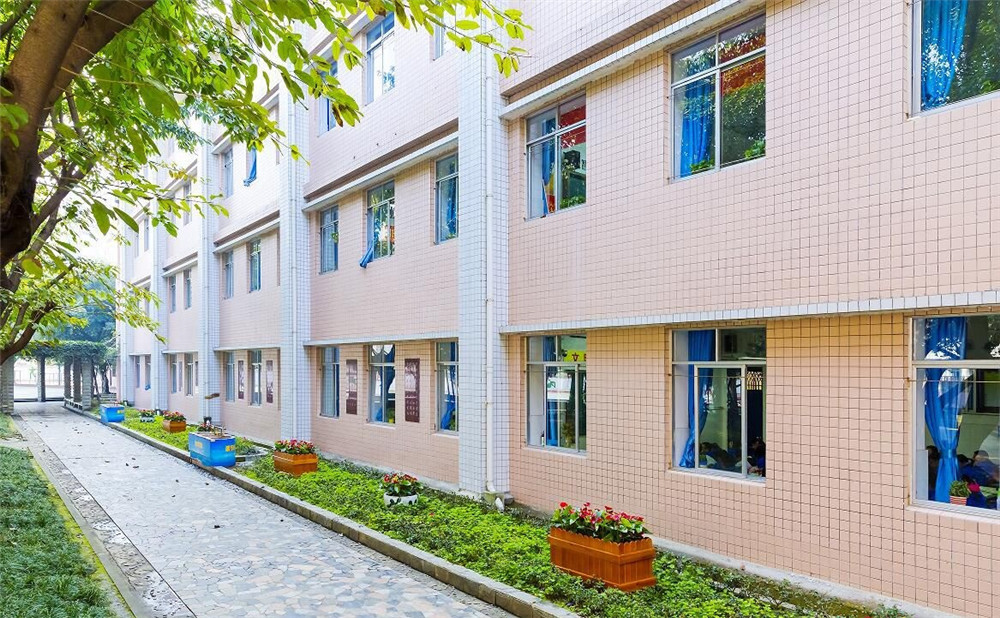 成都市第四十九中學(xué)每年的學(xué)費是多少？