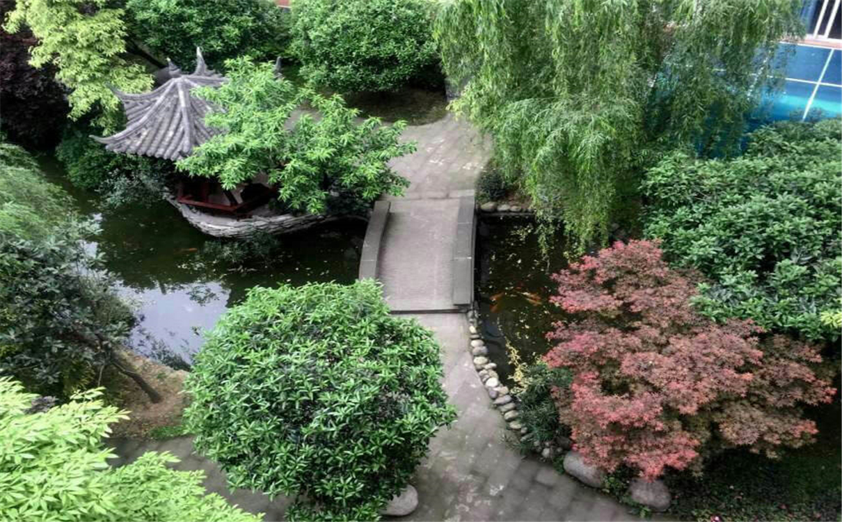 成都八中的學費是多少？