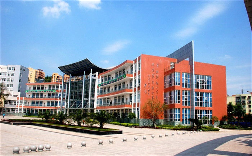 簡陽中學(xué)每年的學(xué)費(fèi)是多少？