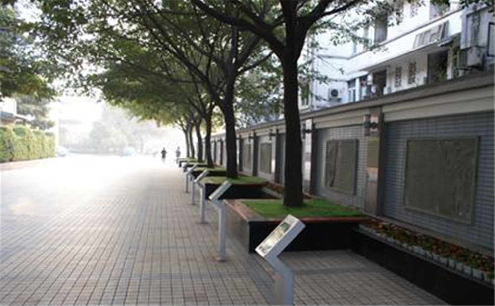成都市田家炳中學外招生一年的學費是多少？