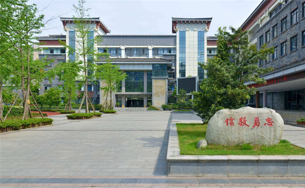 成都市西北中學(xué)外招生一年的學(xué)費是多少錢？
