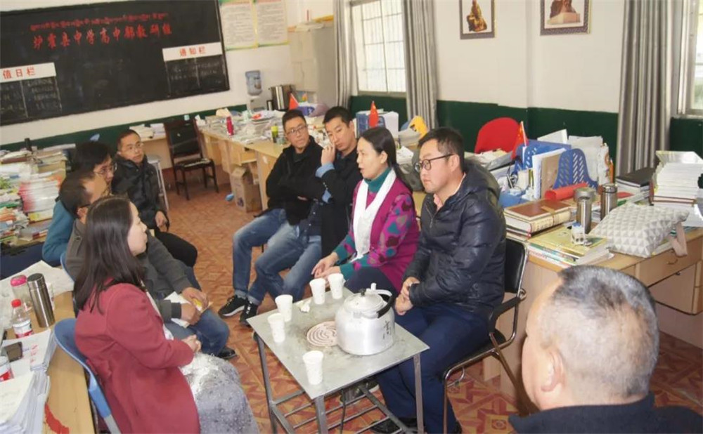 四川師范大學附屬中學外招生一年的學費是多少？