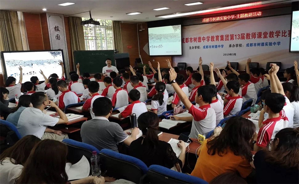 成都市泡桐樹中學(xué)每年學(xué)費多少？