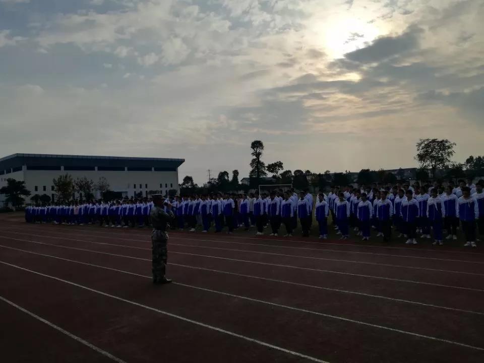 敖平中學去年的錄取分數(shù)線是多少？