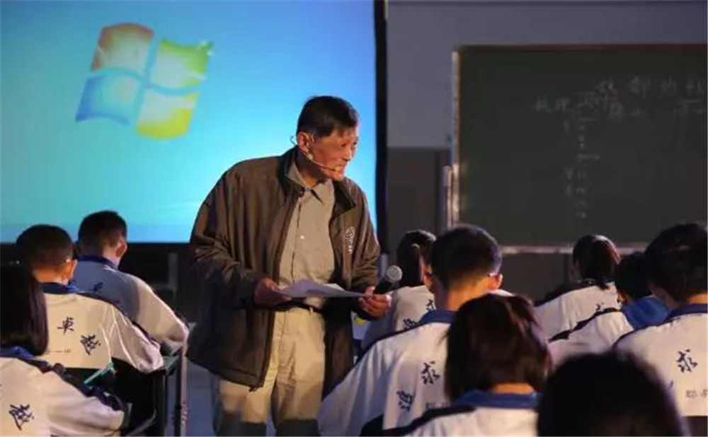 郫縣一中外招生一年的學(xué)費是多少？