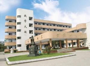 彭州中學(xué)一年的學(xué)費是多少？