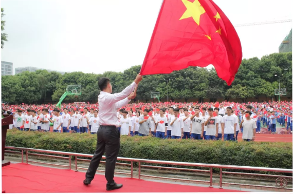 成都石室佳興外國語學(xué)校的學(xué)費(fèi)是多少？