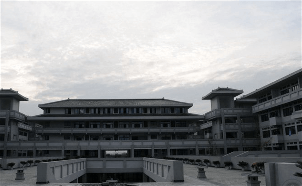 成都石室中學(xué)北湖校區(qū)的學(xué)費是多少錢？