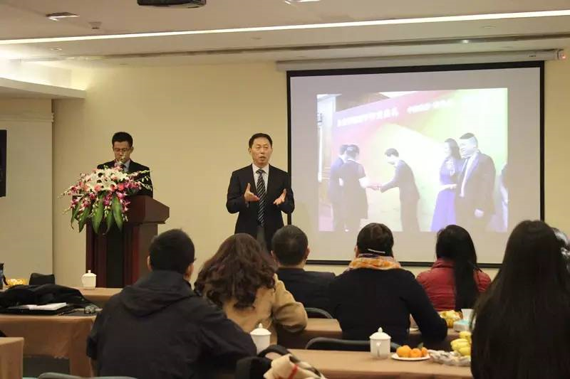 成都西雅美途外國語聯(lián)合學(xué)校的學(xué)費(fèi)是多少？