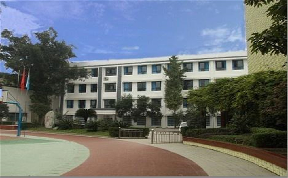 成都市第三十三中學(xué)近三年的錄取分?jǐn)?shù)是多少？