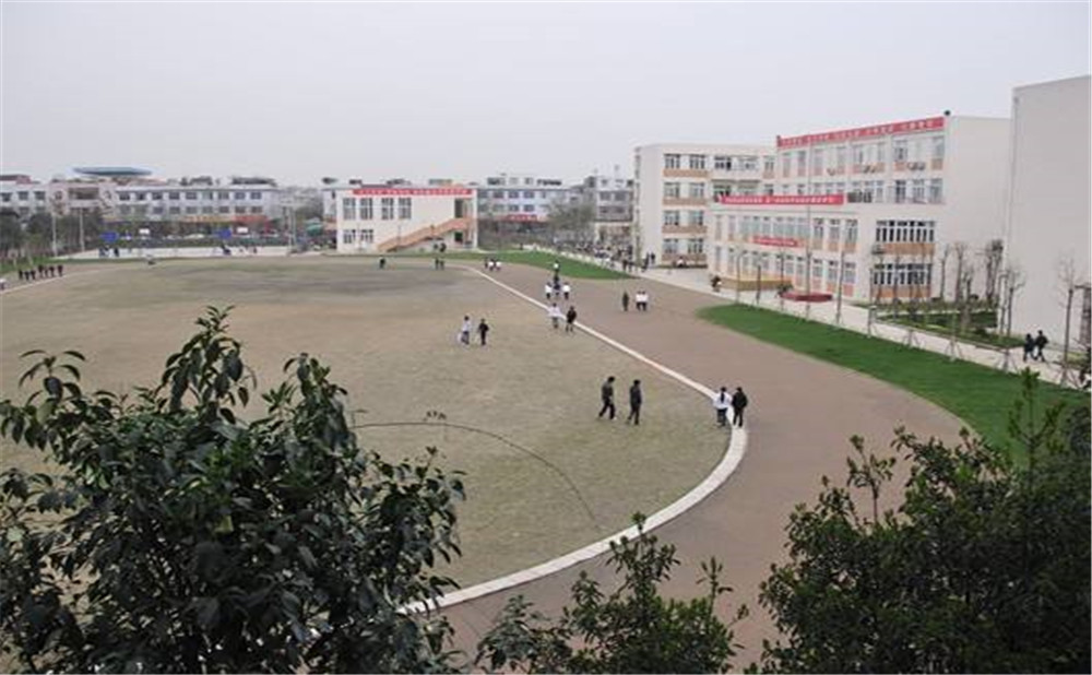 蜀城中學(xué)的學(xué)費(fèi)是多少？