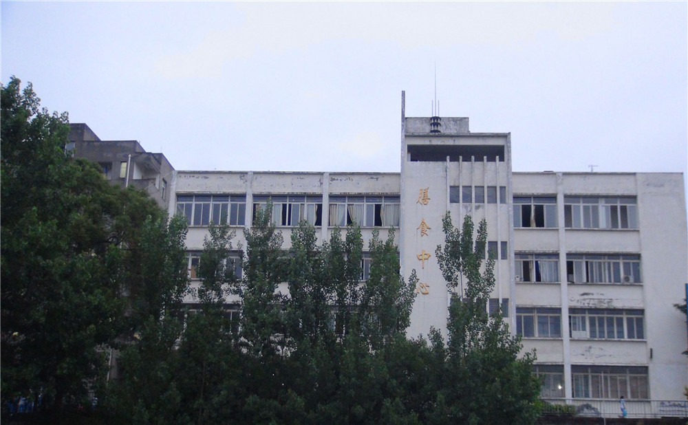 竹篙中學(xué)的學(xué)費(fèi)是多少？
