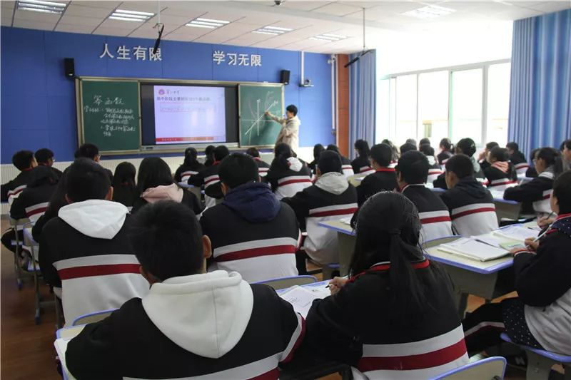 蒲江中學(xué)的學(xué)費是多少？