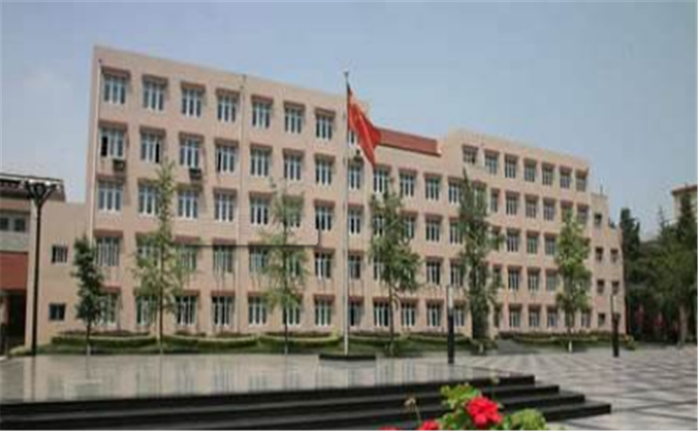 成都西藏中學(xué)高中一年的學(xué)費(fèi)是多少？