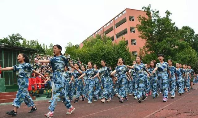成都新世紀(jì)外國(guó)語(yǔ)學(xué)校高中一年的學(xué)費(fèi)是多少？