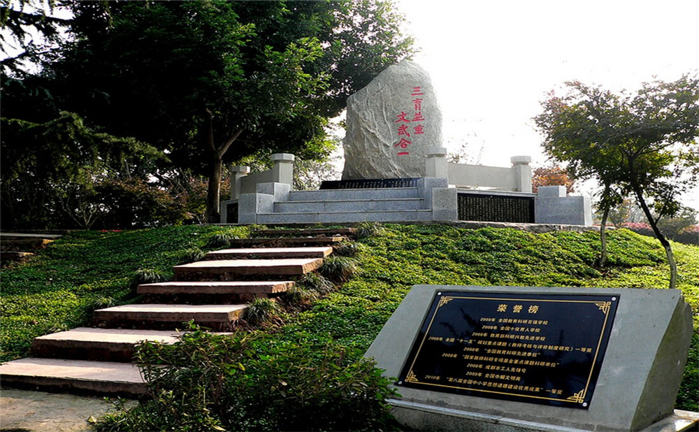 成都市龍泉中學(xué)的本科升學(xué)率是多少？