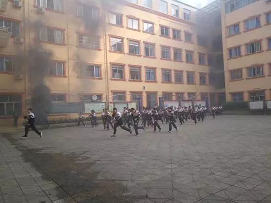 成都實(shí)驗(yàn)外國(guó)語(yǔ)學(xué)校的宿舍怎么樣？
