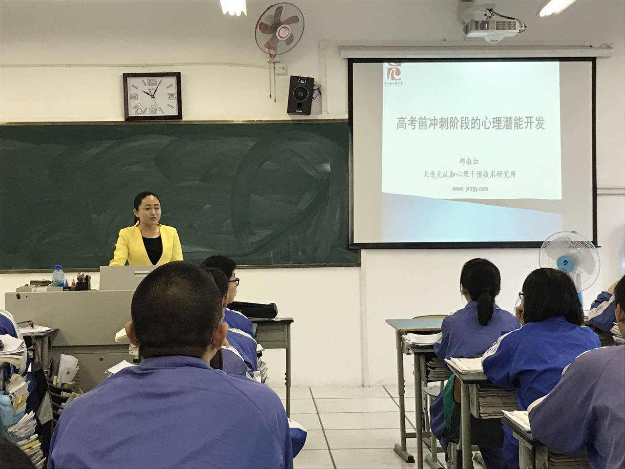 溫江中學(xué)高中一年的學(xué)費(fèi)是多少？