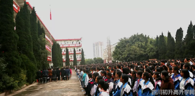 賈家中學(xué)高中一年的學(xué)費是多少？"image.png"