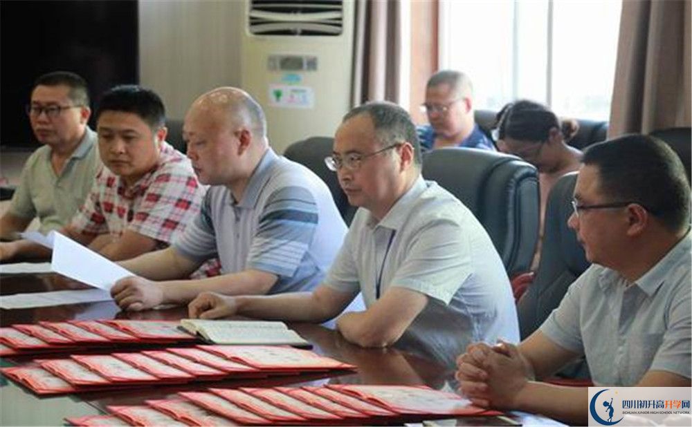 大邑縣實(shí)驗(yàn)中學(xué)高中一年的學(xué)費(fèi)是多少？
