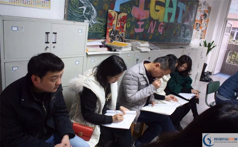 成都市鹽道街中學(xué)的學(xué)費收費標(biāo)準(zhǔn)是多少？
