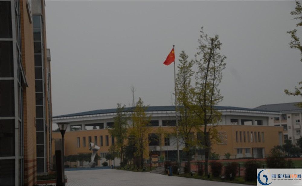 八一聚源高級(jí)中學(xué)的學(xué)費(fèi)收費(fèi)標(biāo)準(zhǔn)是多少？