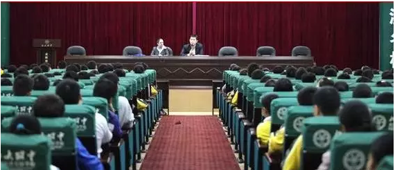 北大附中成都新津為明學(xué)校學(xué)費的收費標準是什么？