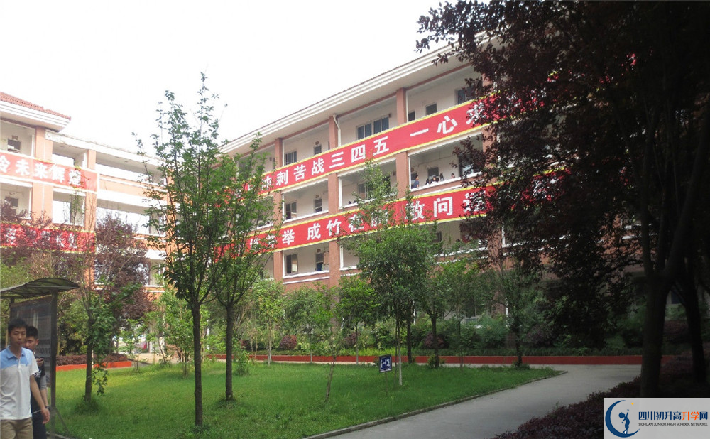崇慶中學(xué)是怎么樣的學(xué)校？